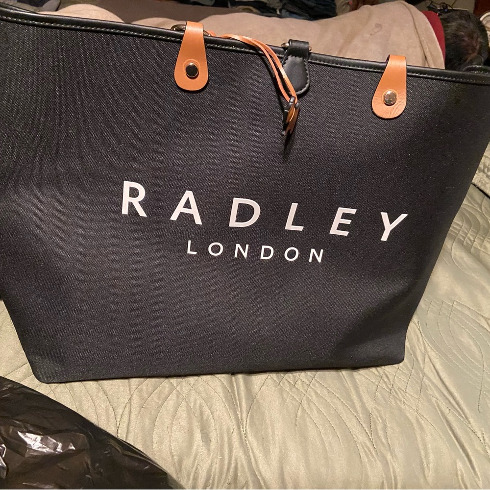 Authentic radley tote and wallet set tote is never been used but wallet has